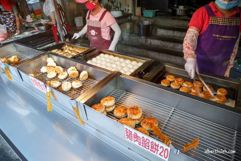 一品香水煎包．台中大甲美食（韭菜包也不錯，豬肉餡餅還會噴汁呢！）