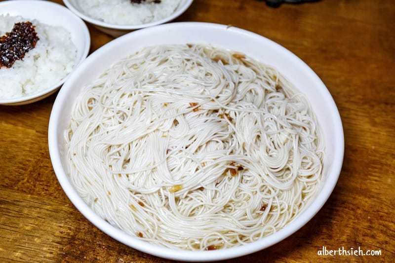 咕咕香甕仔雞．台中西屯美食（皮脆肉鮮嫩多汁不乾柴）
