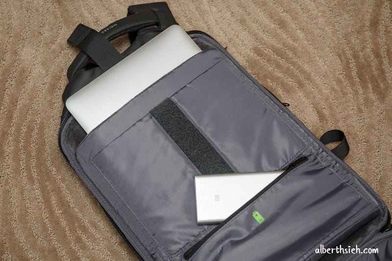ClickPack Pro 終極防盜防割後背包（人體工學設計舒適好背，還有防割防水以及TSA密碼鎖）