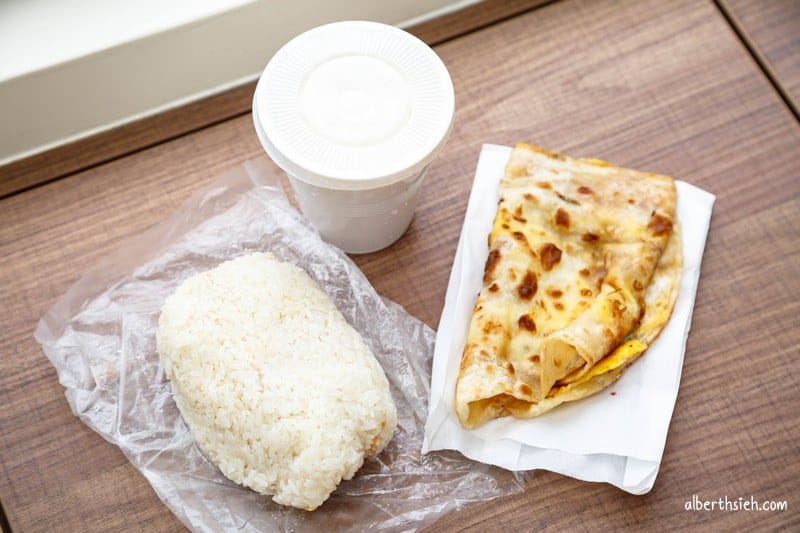 中山東路無名飯糰．桃園早餐美食（Q彈的現桿麵團蛋餅以及大顆的飽足飯團）