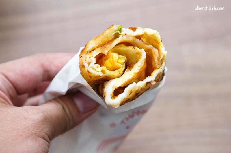 中山東路無名飯糰．桃園早餐美食（Q彈的現桿麵團蛋餅以及大顆的飽足飯團）