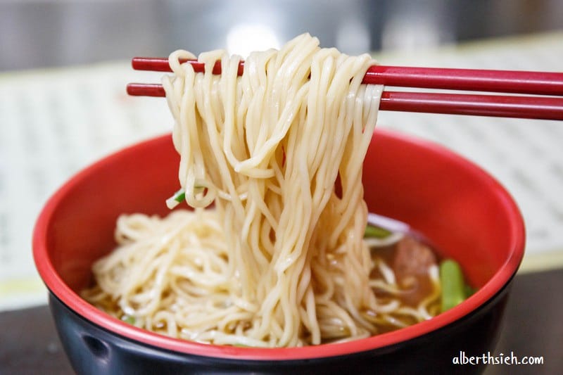 洛陽味牛肉麵．台中西屯美食（40年以上在地眷村味，但價格稍貴）
