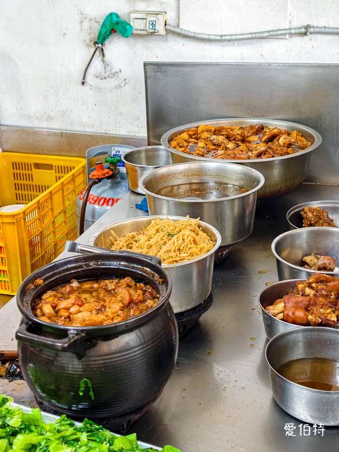 桃園八德必吃｜焢肉大王80元排隊便當，四大主菜高CP值 @愛伯特