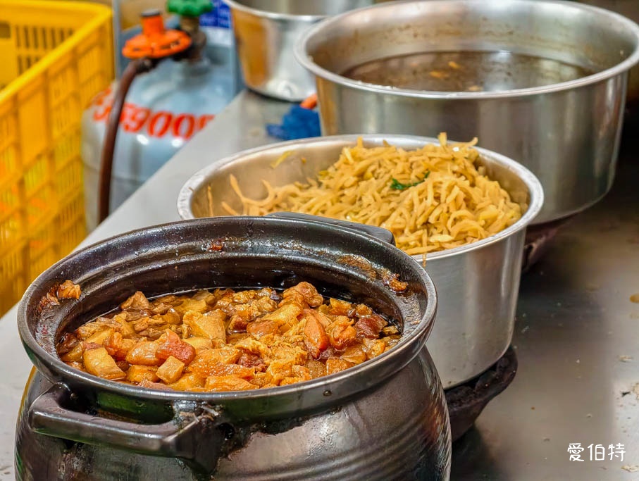 桃園八德必吃｜焢肉大王80元排隊便當，四大主菜高CP值 @愛伯特