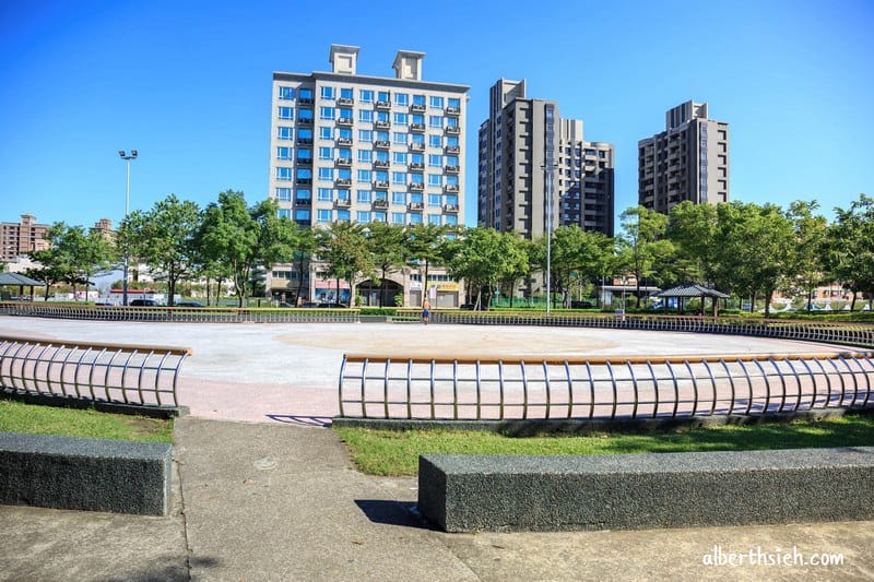 陽明運動公園．桃園親子景點（彩色水管磨石子、毛毛蟲溜滑梯、大草坪、籃網球溜冰場應有盡有）