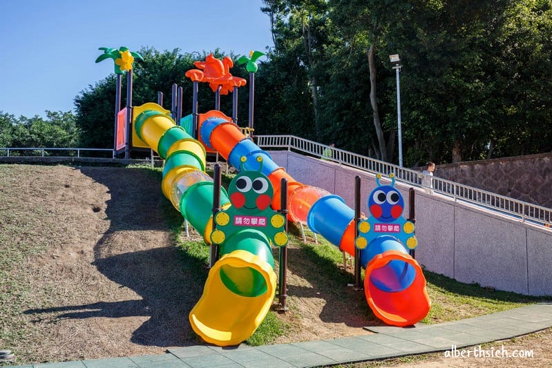 陽明運動公園．桃園親子景點（彩色水管磨石子、毛毛蟲溜滑梯、大草坪、籃網球溜冰場應有盡有）
