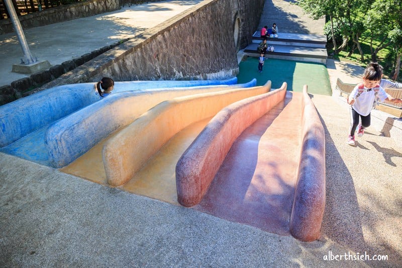 陽明運動公園．桃園親子景點（彩色水管磨石子、毛毛蟲溜滑梯、大草坪、籃網球溜冰場應有盡有）
