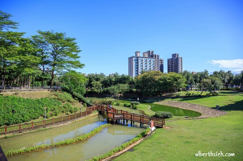 陽明運動公園．桃園親子景點（彩色水管磨石子、毛毛蟲溜滑梯、大草坪、籃網球溜冰場應有盡有）