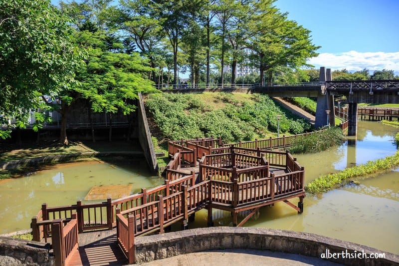 陽明運動公園．桃園親子景點（彩色水管磨石子、毛毛蟲溜滑梯、大草坪、籃網球溜冰場應有盡有）