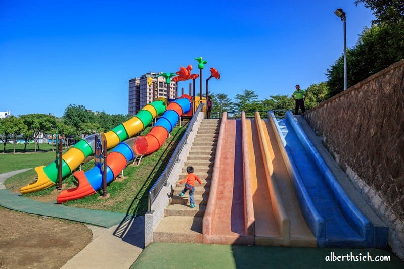 陽明運動公園．桃園親子景點（彩色水管磨石子、毛毛蟲溜滑梯、大草坪、籃網球溜冰場應有盡有）