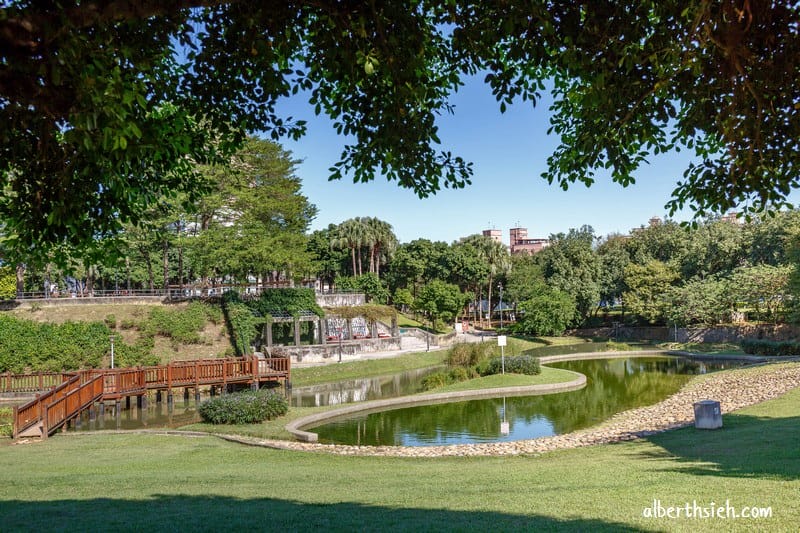 陽明運動公園．桃園親子景點（彩色水管磨石子、毛毛蟲溜滑梯、大草坪、籃網球溜冰場應有盡有）