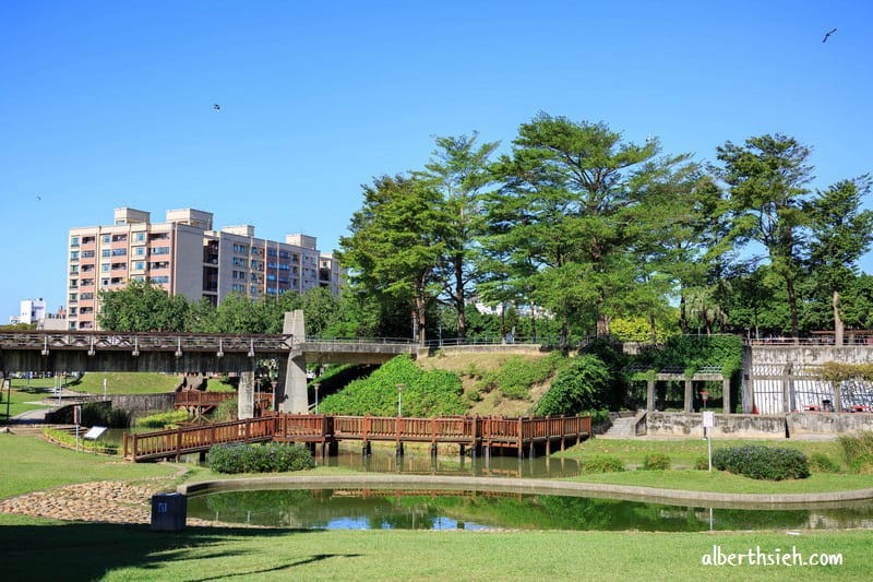 陽明運動公園．桃園親子景點（彩色水管磨石子、毛毛蟲溜滑梯、大草坪、籃網球溜冰場應有盡有）
