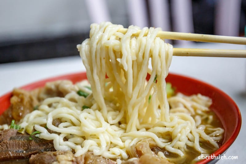 龍華閣川味牛肉麵．台中西區美食（份量超多超有飽足感的三合一麵）