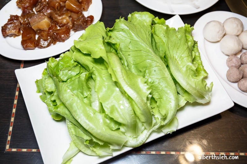 桃園平鎮美食．華川宴鴛鴦鍋（麻辣、東北酸菜火鍋湯頭都不錯但價錢稍貴）