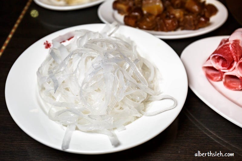 桃園平鎮美食．華川宴鴛鴦鍋（麻辣、東北酸菜火鍋湯頭都不錯但價錢稍貴）