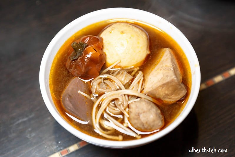 桃園平鎮美食．華川宴鴛鴦鍋（麻辣、東北酸菜火鍋湯頭都不錯但價錢稍貴）