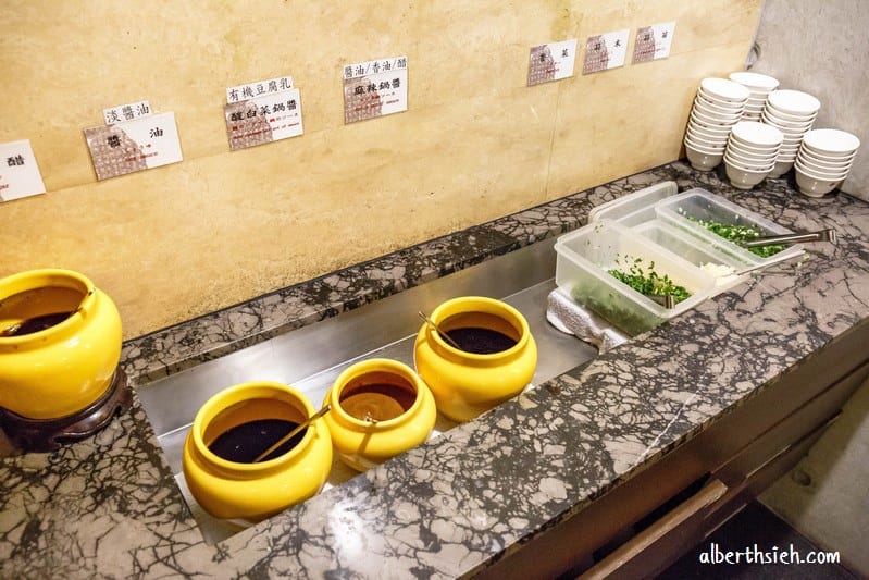 桃園平鎮美食．華川宴鴛鴦鍋（麻辣、東北酸菜火鍋湯頭都不錯但價錢稍貴）