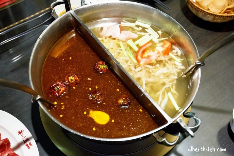 桃園平鎮美食．華川宴鴛鴦鍋（麻辣、東北酸菜火鍋湯頭都不錯但價錢稍貴）