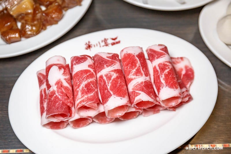 桃園平鎮美食．華川宴鴛鴦鍋（麻辣、東北酸菜火鍋湯頭都不錯但價錢稍貴）