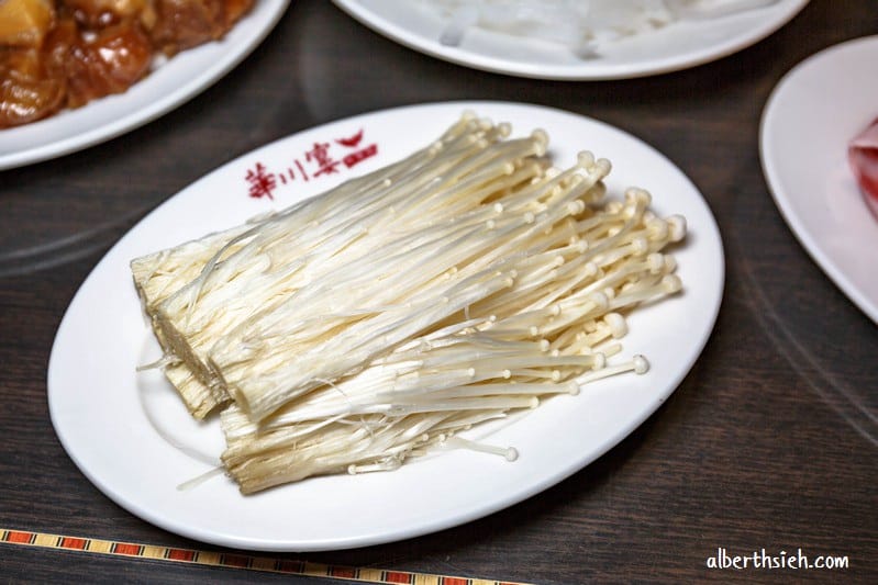 桃園平鎮美食．華川宴鴛鴦鍋（麻辣、東北酸菜火鍋湯頭都不錯但價錢稍貴）