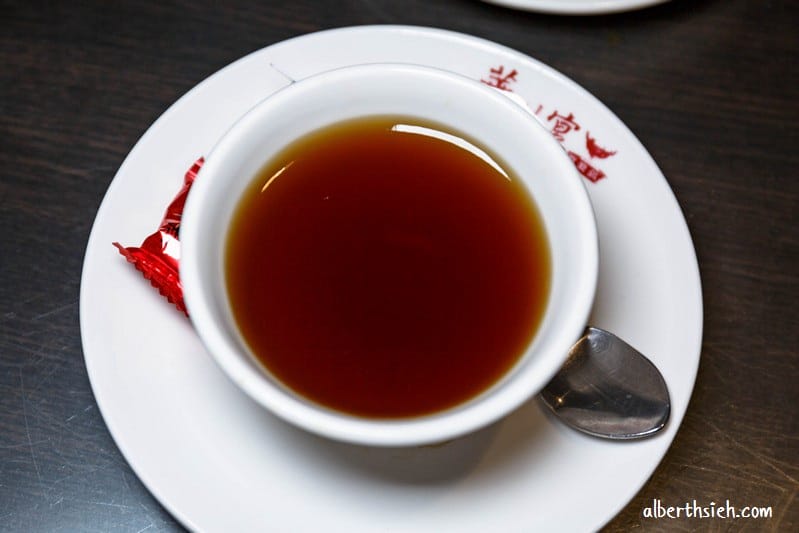 桃園平鎮美食．華川宴鴛鴦鍋（麻辣、東北酸菜火鍋湯頭都不錯但價錢稍貴）