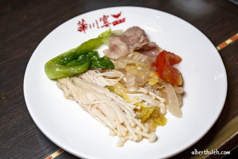 桃園平鎮美食．華川宴鴛鴦鍋（麻辣、東北酸菜火鍋湯頭都不錯但價錢稍貴）