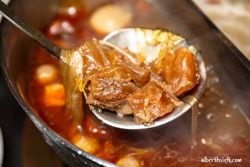 桃園平鎮美食．華川宴鴛鴦鍋（麻辣、東北酸菜火鍋湯頭都不錯但價錢稍貴）