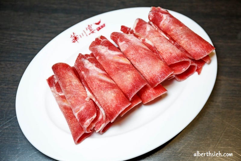 桃園平鎮美食．華川宴鴛鴦鍋（麻辣、東北酸菜火鍋湯頭都不錯但價錢稍貴）