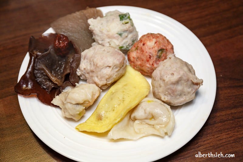 巴蜀天府麻辣鍋．桃園龍潭美食（鯽魚養生鍋/麻辣紅鍋都不錯價錢也很合理實惠）
