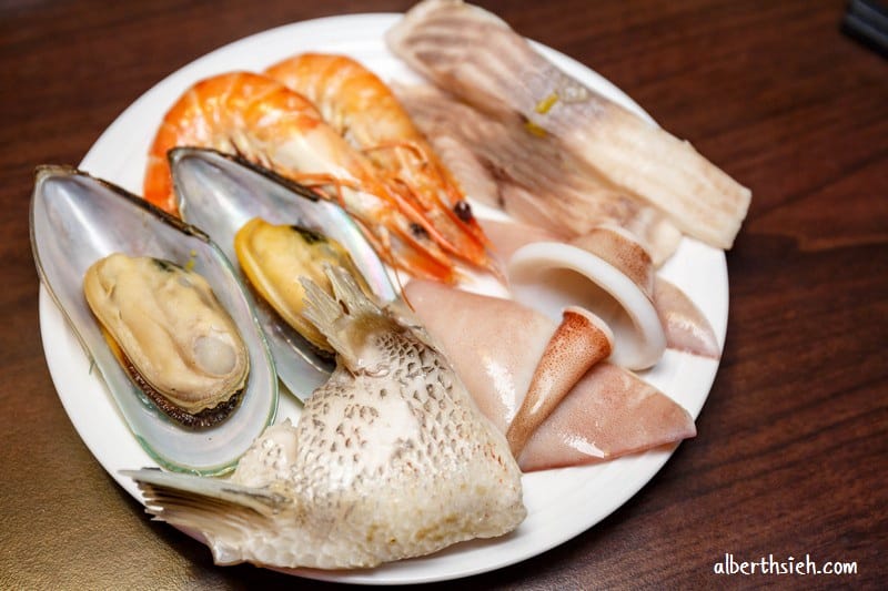 巴蜀天府麻辣鍋．桃園龍潭美食（鯽魚養生鍋/麻辣紅鍋都不錯價錢也很合理實惠）
