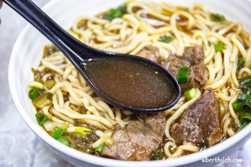 頂極川味牛肉麵．苗栗美食（麵條以及湯頭都可以客製化，醡醬麵好吃）