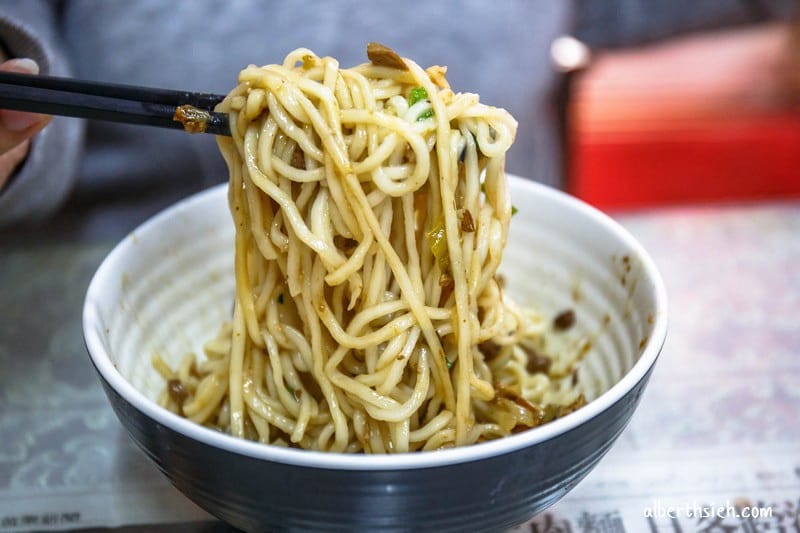 頂極川味牛肉麵．苗栗美食（麵條以及湯頭都可以客製化，醡醬麵好吃）