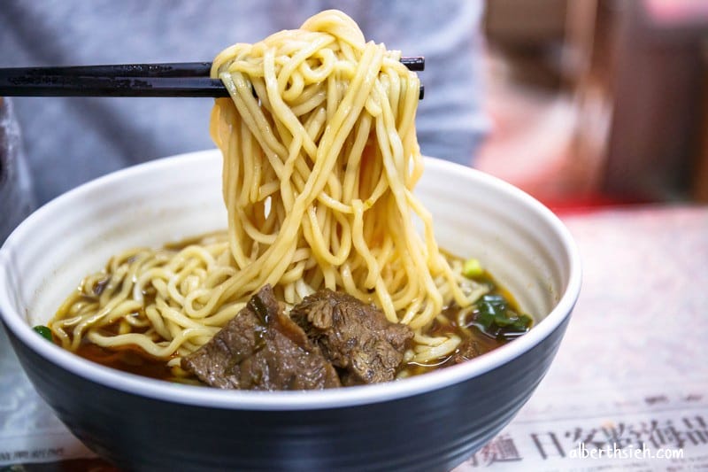 頂極川味牛肉麵．苗栗美食（麵條以及湯頭都可以客製化，醡醬麵好吃）