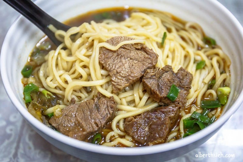 頂極川味牛肉麵．苗栗美食（麵條以及湯頭都可以客製化，醡醬麵好吃）