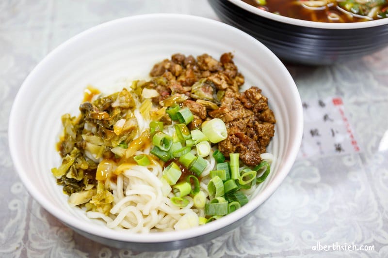 頂極川味牛肉麵．苗栗美食（麵條以及湯頭都可以客製化，醡醬麵好吃）