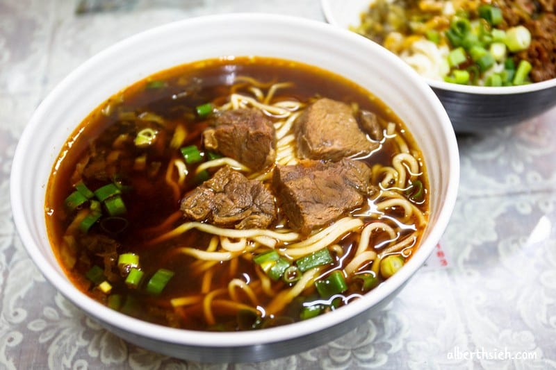 頂極川味牛肉麵．苗栗美食（麵條以及湯頭都可以客製化，醡醬麵好吃）