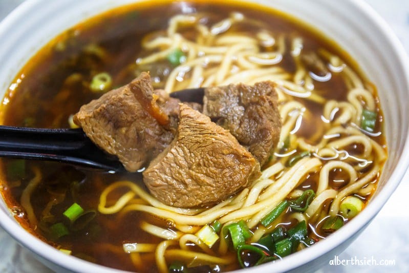 頂極川味牛肉麵．苗栗美食（麵條以及湯頭都可以客製化，醡醬麵好吃）