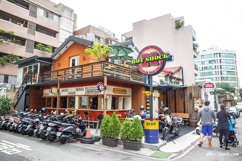 鐵皮駅．台中草悟道美食（被機器人包圍充滿童年回憶主題餐廳）