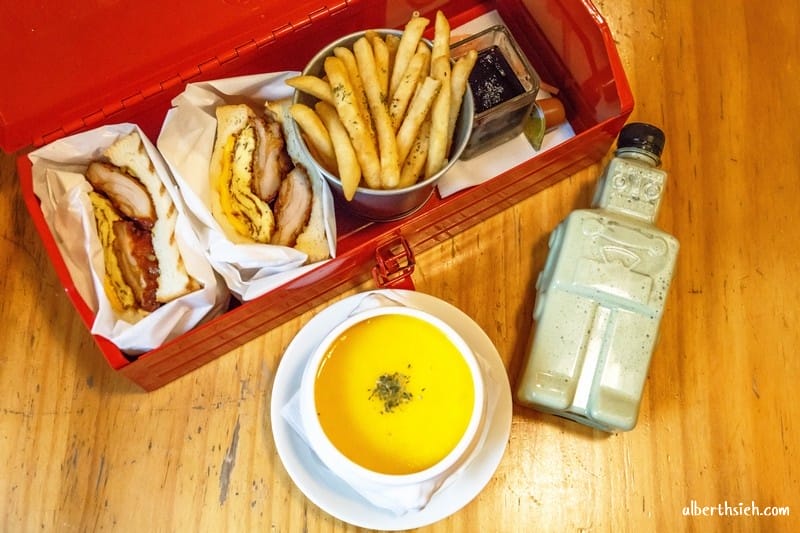 鐵皮駅．台中草悟道美食（被機器人包圍充滿童年回憶主題餐廳）