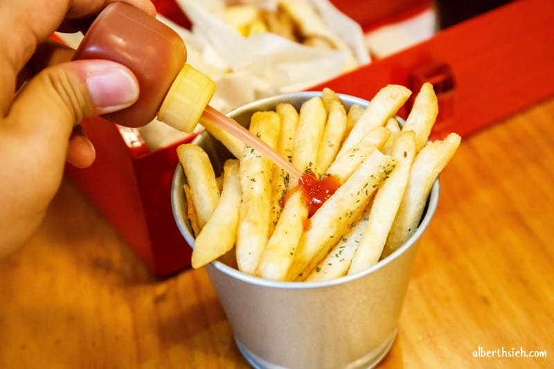 鐵皮駅．台中草悟道美食（被機器人包圍充滿童年回憶主題餐廳）