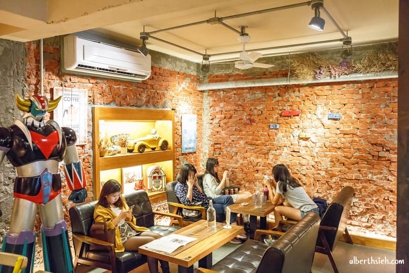 鐵皮駅．台中草悟道美食（被機器人包圍充滿童年回憶主題餐廳）