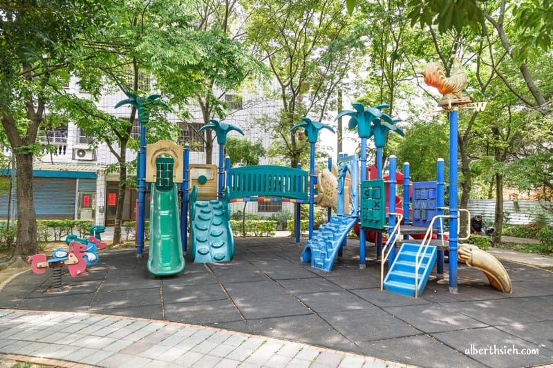 龍德公園紫藤花.桃園中壢景點(藏身於社區內的浪漫紫藤花香) - 第6張圖 龍德公園紫藤花.桃園中壢景點(藏身於社區內的浪漫紫藤花香)