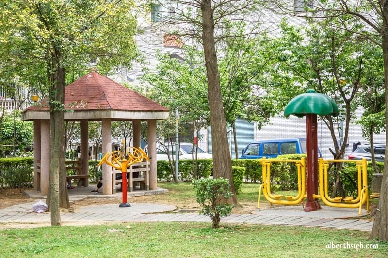 龍德公園紫藤花.桃園中壢景點(藏身於社區內的浪漫紫藤花香) - 第7張圖 龍德公園紫藤花.桃園中壢景點(藏身於社區內的浪漫紫藤花香)
