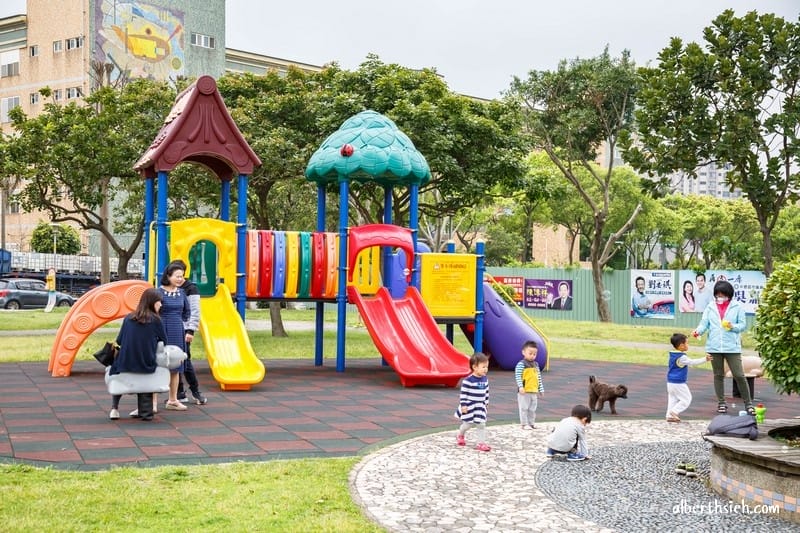 元生公園紫藤花.桃園中壢景點(內壢家樂福旁充滿紫色浪漫氣息的公園) - 第3張圖 元生公園紫藤花.桃園中壢景點(內壢家樂福旁充滿紫色浪漫氣息的公園)