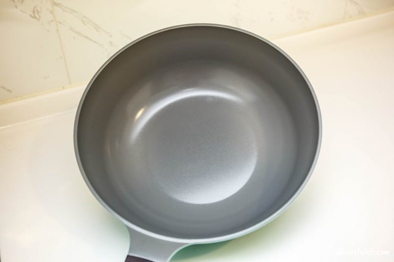 廚房好物.CARAT鑽石鍋 (30公分炒鍋+24公分雙耳湯鍋+18公分單柄湯鍋)(Tiffany藍超美麗,讓媽媽下廚也開心) - 第5張圖 廚房好物.CARAT鑽石鍋 (30公分炒鍋+24公分雙耳湯鍋+18公分單柄湯鍋)(Tiffany藍超美麗,讓媽媽下廚也開心)