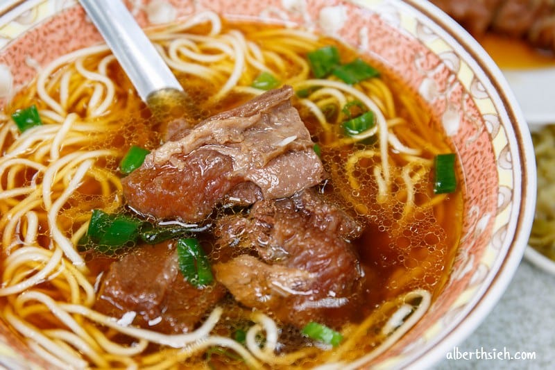 湖南味牛肉麵．台中西區美食（湯頭清爽不會死鹹，滷味貴但好吃）