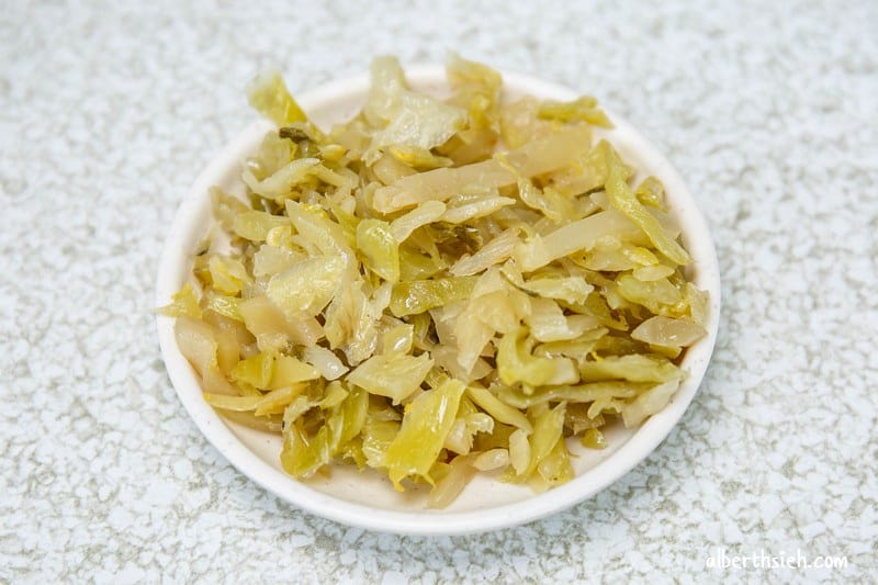 湖南味牛肉麵．台中西區美食（湯頭清爽不會死鹹，滷味貴但好吃）