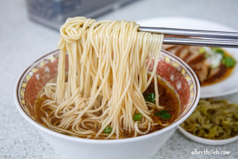 湖南味牛肉麵．台中西區美食（湯頭清爽不會死鹹，滷味貴但好吃）