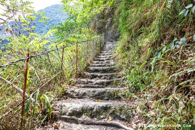 翡翠谷水簾瀑布．花蓮景點（走過神秘隧道後才得以看見世外桃源超清涼瀑布）