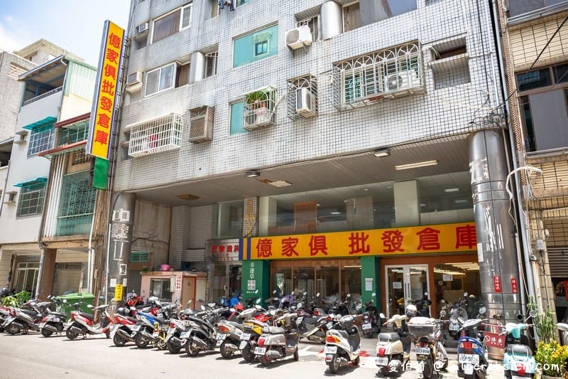 高雄家具推薦．億傢俱批發倉庫（沙發床墊種類多，還可以客製化價錢也公道）